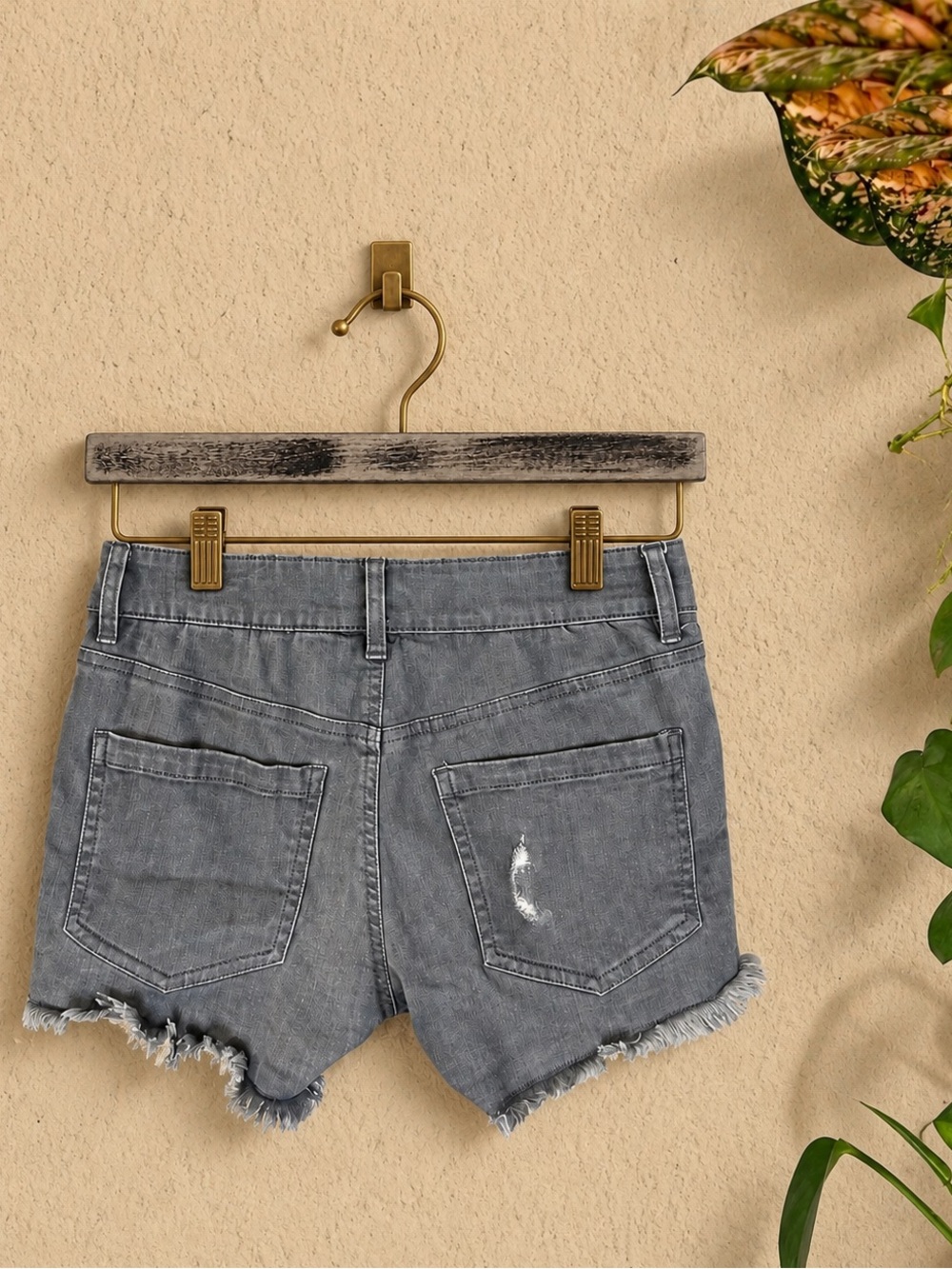 Harlow by Boathouse Gabriela Low Rise Distressed Denim Shorts Women’s Size 27